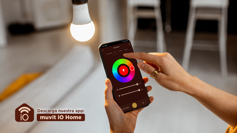 Persona controla una bombilla inteligente mediante la app de Muvit iO Home